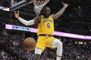 中欧体育-NBA得分榜：詹姆斯断崖领先 哈登升至第九！再进一步几乎不可能？